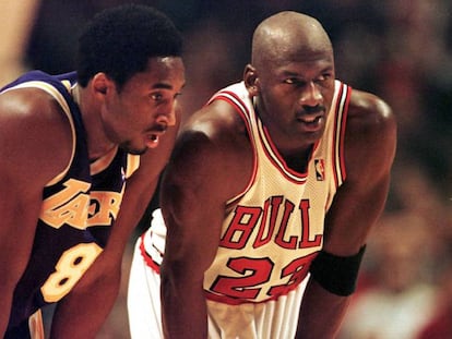 Kobe Bryant y Michael Jordan, durante un Bulls-Lakers en la década del 90.En vídeo, las claves que convirtieron a Bryant en leyenda.