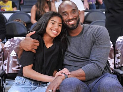 Kobe Bryant abraza a su hija Gianna en un partido de los Lakers en noviembre de 2019. En vídeo, las claves que convirtieron al jugador en leyenda.