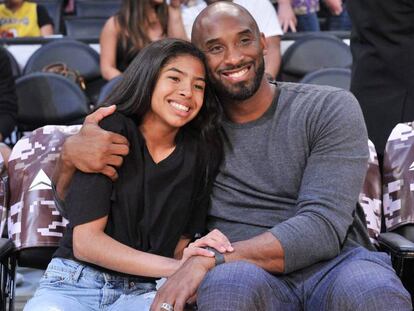 Kobe Bryant abraza a su hija Gianna en un partido de los Lakers en noviembre de 2019. En vídeo, las claves que convirtieron al jugador en leyenda.