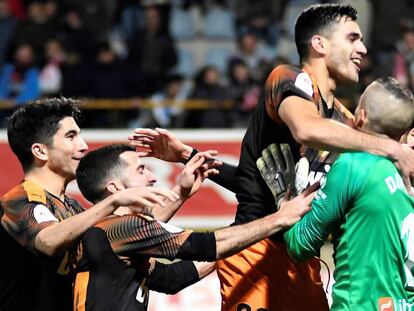 Los jugadores del Valencia abrazan a Jaume. En vídeo, declaraciones de Cazorla tras ganar su partido con el Villareal.