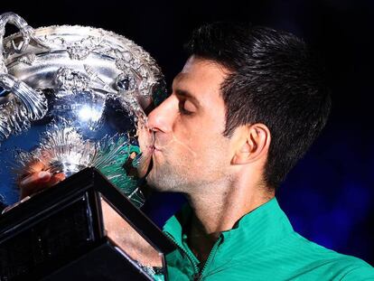 Novak Djokovic besa el trofeo de campeón, este domingo en Melbourne. En vídeo, los últimos juegos del partido.