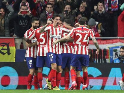 Los jugadores del Atlético celebran el gol de Saúl. En vídeo, declaraciones de Simeone.