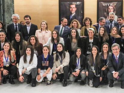 Representantes de la patronal, sindicatos, jugadoras y partidos políticos, este miércoles en el Congreso. En vídeo, las jugadoras españolas presentan el primer convenio de fútbol femenino.