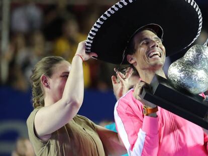 Nadal, con un gorro de mariachi, celebra su triunfo en Acapulco. En vídeo, fragmento del partido.