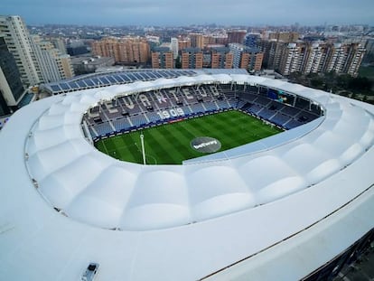 En vídeo, relato de una jornada junto al piloto que maneja la cámara integrada en un dron. En la imagen, vista aérea del campo del Levante UD.