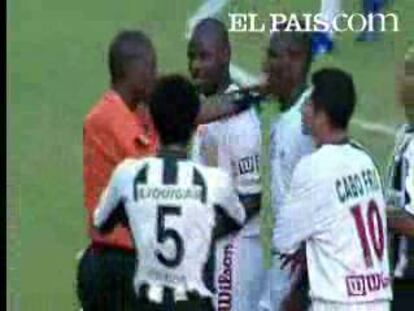 Cleberson, jugador del Cabofriense en la liga brasileña, fue amonestado por Ubiraci Damásio, el árbitro, tras cometer una falta contra un jugador del Botafogo. El árbitro se acercó a él, cuando fue sorprendido por el jugador con un cariñoso beso en la mejilla. Damasio dice que la causa de la amonestación fue la falta, pero la frase "Tú no le puedes dar un beso al árbitro", se leyó en los labios del colegiado. Éste beso ha sido la comidilla de toda la prensa deportiva en Brasil.