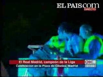 El conjunto blanco celebra por todo lo alto su ansiado título de Liga cuatro años después. Miles de aficionados abarrotaron las calles cercanas a la plaza de Cibeles animando a sus ídolos y homenajeando a un equipo que finalmente ha logrado el objetivo marcado por su presidente a comienzos de temporada. Raúl fue el encargado de vestir a la diosa Cibeles de color merengue.