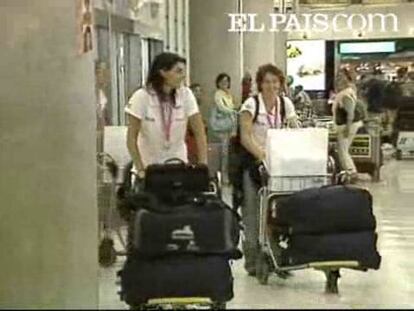 Las jugadoras aparecieron en la Terminal 4 de Barajas mostrando la medalla de plata, lograda en la final ante Rusia