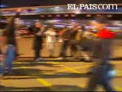 Unos cuarenta aficionados han recibido con insultos al FC. Barcelona de madrugada en El Prat, tras la derrota por 4-1 ante el Real Madrid.