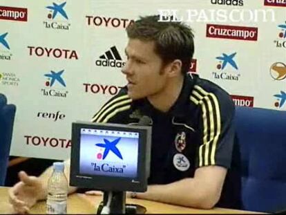 Xabi Alonso, centrocampista internacional español del Liverpool, reconoció que ve "operaciones muy complicadas" las que deben afrontar Real Madrid con Manchester United por Cristiano Ronaldo, y Chelsea con Liverpool por Fernando Torres.