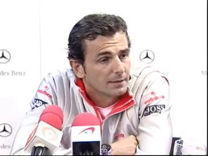 Pedro Martínez de la Rosa, piloto probador de la escudería Vodafone McLaren-Mercedes, aseguró que echa de menos a Fernando Alonso, pero que no hay que mirar atrás."Se nota no tener a Fernando, un bicampeón del mundo en el equipo. Y yo lo noto más porque con él siempre he tenido una buena relación. Pero no hay que mirar atrás. A mí el año pasado me queda muy lejos. En Fórmula 1, desde noviembre es un mundo. Le echo de menos, pero estoy contento con el equipo", afirmó.De la Rosa hizo estas declaraciones ante los medios tras acudir al stand de Mercedes-Benz en el Salón del Automóvil de Madrid.