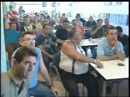 Algunos camioneros en huelga han decidido ver el partido de la selección para luchar contra el aburrimiento durante el tiempo que están parados.