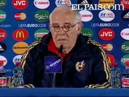 Luis Aragonés, seleccionador español de fútbol, manifestó hoy en Salzburgo, donde mañana España disputará el tercer encuentro de la Eurocopa ante Grecia, que no tiene "ni idea" de que el Fenerbahce turco le haya fichado para la próxima temporada.