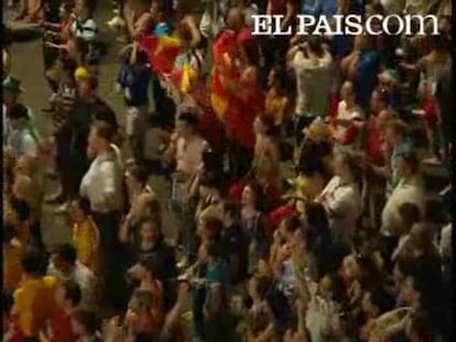 Miles de aficionados españoles pintaron de rojo la capital austríaca y celebraron el paso de la selección a la semifinal. Los españoles vivieron con gran tensión la tanda de penaltis que le dió la victoria final a los de Luis Aragonés.