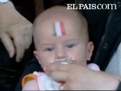 Roma fue testigo anoche de la frustración y tristeza de la afición italiana que vio cómo su selección de fútbol era eliminada de la Eurocopa. Los italianos se habían reunido en plazas, bares y casas para ver el partido que enfrentaba en Viena a la selección española y a la italiana en cuartos de la competición europea. Pero a medida que el encuentro avanzaba, los españoles iban ganando votos y al final, en el turno de penaltis la selección española fue superior y ganó 4-2 a la italiana.