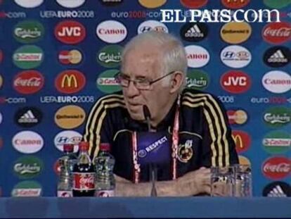 Los periodistas le has preguntado si es cierto que se marcha y si es cierta también la información de su destino, el Fenerbahçe turco. El seleccionador ha sido tajante: "Luis no tiene firmado nada con nadie".
