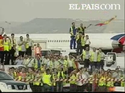 Iker Casillas y Luis Aragonés muestran la Copa a la afición.