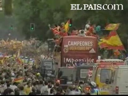 Los jugadores y cuerpo técnico de la selección española, así como el resto de miembros de la delegación nacional desplazada a la Eurocopa de Austria y Suiza, aterrizó hoy a las 19:40 horas en el aeropuerto de Barajas en un avión engalanado con la palabra `Campeones`. El equipo ha recorrido la plaza de Colón ante la euforia de los miles de aficionados que estaban allí esperando a sus campeones.