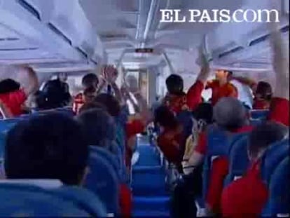Esta tarde, en el vuelo de regreso a España, los jugadores de la selección española de fútbol se lo han pasado a lo grande. Han coreado varias veces el nombre de Luis Aragonés, han bromeado entre ellos y no han dejado de cantar y celebrar el triunfo. Las azafatas han realizado un guiño a la selección y han explicado las salidas de emergencia del avión al ritmo de la Macarena. Mientras, en ese mismo instante miles de personas se agolpaban para recibir a 'La Roja'. El recorrido desde la Plaza de Colón hasta Cibeles convertido en una auténtica 'marea roja'.