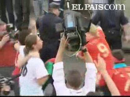 Los jugadores de la selección española han mostrado la copa a los miles de aficionados que se han acercado a la Plaza de Colón de Madrid. Muy animados junto al seleccionador, Luis Aragonés, han coreado el "We are the champions" junto a la marea roja. En medio de la fiesta ha habido un lugar para el recuerdo pues los jugadores han desplegado una pancarta en la que se podía leer: "Va por ti, Genaro", el médico de la selección que falleció antes de comenzar la Eurocopa.