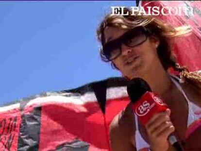 Viento, una cometa, olas y una tabla. El kite surf, deporte de moda en las playas españolas, es espectacular y más sencillo de aprender de lo que aparenta. Aprovechamos el Campeonato del Mundo 2008 de la especialidad para comenzar a volar sobre las aguas de Tarifa.
