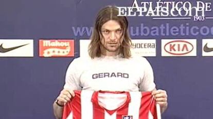 El checo Tomás Ujfalusi ha sido presentado como nuevo defensa del Atlético de Madrid por las próximas tres temporadas.