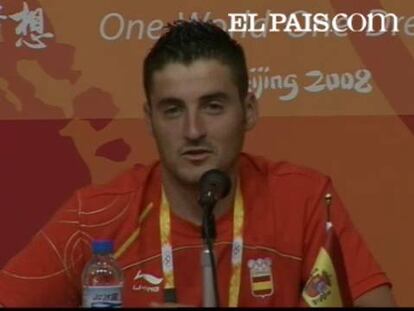 David Cal considera "un honor" ser el hoy el abanderado español en la ceremonia de inauguración de los Juegos de Pekín, aunque esa responsabilidad le pueda descentrar "un poco" del campeonato.