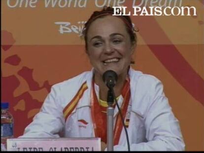 Leire Olaberría consiguió el octavo metal, un bronce, en la en la prueba que Joan Llaneras consiguió un oro en la categoría masculina y ya somos decimocuartos en el medallero general.La española Leire Olaberría ganó la medalla de bronce en la prueba de puntuación femenina por detrás de la holandesa Marianne Vos y de la cubana Yoanka González y por delante de la colombiana María Luisa Calle.Olaberría aprovechó el último sprint puntuado para hacerse con el tercer puesto, empatada a puntos con la veterana Calle, pero la española se adjudicó el bronce gracias a que tuvo mejores posiciones. Leire Olaberría vivía alejada de los óvalos de madera hasta hace apenas cinco años. Se inició en la pista con 26 años fruto de su relación con el también pistard Javier Azcue, que le habló de multiplicaciones, peraltes, ruedas lenticulares y 'culottes' cuando ella vivía muy alejada de ese mundillo. "A Javier se lo debo todo", apunta Leire, que pudo hacerse profesional y disputar la Copa del Mundo con el Cespa-Euskadi