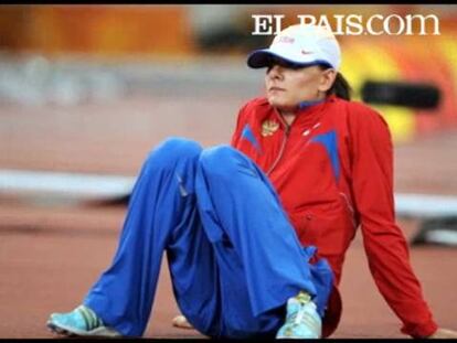 Las mejores imágenes de la atleta rusa tras batir todos los récords en la modalidad de salto con pértiga.