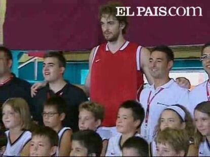 El pívot de los Angeles Lakers ha hablado con los medios en Dénia, donde ha estado con pequeños amantes del baloncesto