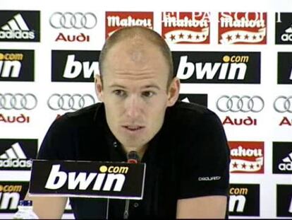 El centrocampista holandés del Real Madrid Arjen Robben considera que tienen 'un equipo bueno, con mucha calidad, igual que el año pasado', aunque cree que, con la marcha de Robinho, 'quizá', necesitarían algún jugador 'más por banda'