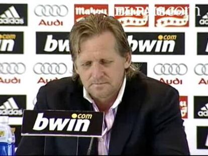 El técnico alemán del Real Madrid, Bernd Schuster, festejó hoy el nacimiento ayer de su quinto hijo, una niña llamada Victoria, con la que ha hecho su "parte" para ayudar al Real Madrid. El técnico, que ya tenía cuatro hijos con Gaby, con la que se casó en 1979 y de la que se ha separado, ha vuelto a ser padre con su nueva pareja, y tras haber sido abuelo en el pasado, vive con ilusión la llegada de su hija. "Han pasado muchos años, ya que mi hija menor tiene 20. Es algo muy bonito, otra experiencia, otra situación, otra edad y hay que disfrutarlo, lo pasamos muy bien", expresó hoy en la sala de prensa, donde posó con una camiseta del Real Madrid con el número 8 y el nombre de Victoria. Así, explicó los motivos de haberle puesto ese nombre a su hija. "Me he inspirado en que cuando llegué al Madrid sabía que necesitábamos victorias y dije 'voy a hacer lo que sea'. Yo he hecho mi parte, a ver qué más podemos hacer", bromeó el técnico.