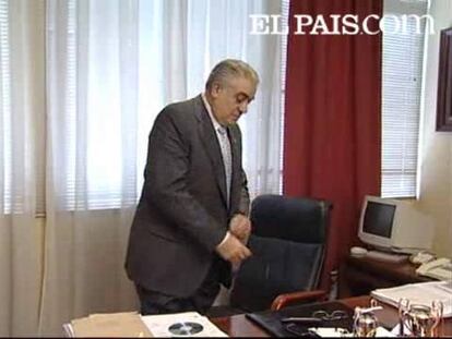 El ex presidente del Real Madrid y empresario Lorenzo Sanz fue detenido este viernes por agentes de la Policía en Córdoba acusado de haber entregado presuntamente pagarés falsos. En el marco de esas pesquisas han sido detenidas otras dos personas. A media tarde del viernes, Lorenzo Sanz se encontraba en dependencias policiales de la ciudad andaluza a la espera de prestar declaración, tras lo cual, será puesto previsiblemente en libertad a la espera de que sea reclamado para comparecer ante el juez. La investigación ha corrido a cargo de agentes de la Jefatura Provincial de Córdoba. Esta detención ha coincidido casualmente con la presencia en la ciudad andaluza de toda la cúpula policial debido a que ha sido elegida este año para los actos de celebración del Día de la Policía, previstos para mañana. También acudirá el ministro del Interior, Alfredo Pérez Rubalcaba, que llegará esta noche a Córdoba.