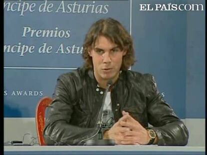 El tenista español Rafa Nadal está en Oviedo para recibir el Premio Príncipe de Asturias. Con la misma timidez de siempre, el número uno del mundo se mostraba muy agradecido por el premio y por este año.Uno de los mejores deportistas del mundo ha querido recordar a su antecesor en el número uno. Tras la recepción del premio, el objetivo ahora esa ganar la Copa Davis en Argentina.