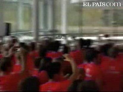 El flamante campeón mundial de la Fórmula 1 ha tenido un emocionante regreso a la cuna de la escudería y ha prometido a los más de 1.000 empleados que le han recibido entre vítores que se quedará en el equipo.