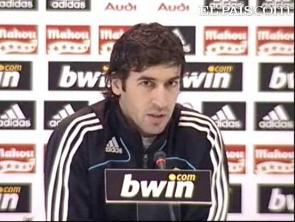Raúl González, delantero del Real Madrid, afirmó hoy que el entrenador del equipo, Bernd Schuster, ha asegurado a la plantilla que el conjunto madridista puede "ganar a cualquiera y al Barcelona". Un día después de las declaraciones del técnico alemán, en las que indicó que era "imposible" conseguir tres puntos en el Camp Nou, el capitán blanco lanzó un mensaje en rueda de prensa totalmente diferente tras explicar que "de puertas para dentro" el germano ha asegurado que se puede ganar en el feudo barcelonista. "La plantilla está convencida de que el sábado podemos ganar. El Barcelona está en un buen momento. Siempre jugar en su campo es muy difícil. En las últimas temporadas se nos ha dado bien. La derrota de ayer nos ha dolido, el equipo hizo un gran esfuerzo. La plantilla va a trabajar para hacer un gran partido ante el Barcelona", dijo. "Estamos tranquilos. Creo que el entrenador, lo que nos ha dicho de puertas para adentro es que somos un equipo que podemos ganar a cualquier y al Barcelona. Si hay un equipo que puede hacerle mucho daño en su campo es el Real Madrid. Ayer fue un día duro porque se perdió. La gente, viendo al equipo y el esfuerzo salió contenta. Siempre se pierde, y más cuando la distancia se hace cada vez más larga, pues duele", añadió. Raúl repitió hasta cuatro veces en la comparecencia ante los medios de comunicación que el Real Madrid "no va a bajar los brazos" y avisó a aquellos que creen que el club blanco está acabado: "No estamos muertos", señaló.