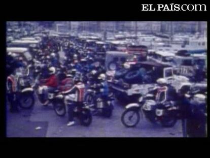 El 26 de diciembre de 1978, parten 178 vehículos a la conquista del primer rally París-Dakar, desde la Plaza del Trocadero. Para la mayoría de los pioneros que responden a la llamada de Thierry Sabine, el descubrimiento de África es sinónimo de enfrentarse a tormentas de arena, dunas