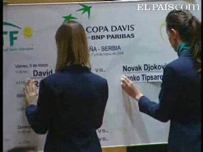 El partido entre David Ferrer y Novak Djokovic abrirá mañana la serie de Copa Davis entre España y Serbia para la primera ronda del grupo mundial, según ha determinado hoy el sorteo. Los españoles no se sienten favoritos.