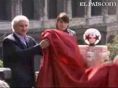 Adidas ha presentado el 'Finale Rome', el balón oficial de la próxima final de la Champions League, que se disputará en el Stadio Olímpico de Roma el 27 de mayo. El diseño está basado en el logo en forma de balón de estrellas habitual, pero sus colores están inspirados en el borgoña, con detalles dorados bordeando las estrellas y el fondo blanco.Además, las figuras con forma de mosaico representan los principales valores deportivos y romanos: la velocidad, el trabajo de equipo, la justicia y la potencia, informa la UEFA. El 'Finale Rome' cuenta con la innovadora estructura de superficie 'PSC-Texture', que permite a los jugadores controlar y dirigir perfectamente el balón en todas las condiciones climáticas, ya que garantiza una óptima adherencia entre el esférico y la bota. La presentación del balón tuvo lugar en la Terrazza Colle Oppio en Roma, una gran balconada con vistas al Coliseo.