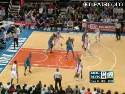La combinación del pívot Dwight Howard y el alero turco Hedo Turkoglu fue la clave para que los Magic de Orlando se fuesen del Madison Square Garden con la victoria de 102-106 ante los Knicks de Nueva York, que se alejan cada vez más de la fase final.