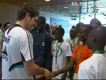 Un grupo de jóvenes llegados de Sierra Leona, que vivieron el horror de haber vivido una de las guerras más cruentas que han azotado al continente africano, han podido cumplir uno de sus sueños: pasar unas horas con su ídolo: Iker Casillas. El guardameta del Real Madrid viajó dos veranos atrás hasta Madina (Sierra Leona) para observar 'in situ' sus condiciones de vida. Ahora le han devuelto la visita gracias a varias organizaciones.