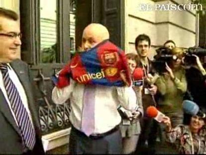 Los seis diputados del Grupo Vasco EAJ-PNV en el Congreso convirtieron hoy a uno de los emblemáticos leones de bronce del Congreso en un verdadero León del Athletic de Bilbao. Esta mañana, los seis se fotografiaron en la escalinata de acceso a la sede de Cámara baja ataviados con banderas, bufandas y camisetas del Athletic de Bilbao, para mostrar "su apoyo incondicional al histórico equipo vasco". Por su parte, el portavoz de CiU en el Congreso, Duran i Lleida, no dudó en enfundarse la camiseta del F.C. Barcelona.