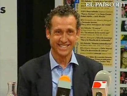 Jorge Valdano aseguró en Alicante que no quiere hablar de momento de su implicación en el proyecto de Florentino Pérez, de cara a la nueva temporada en el Real Madrid. "Será dentro de unos días, pero de momento no puedo anunciar nada", aseguró el argentino, que tampoco quiso calificar el trabajo de algunos de los profesionales que podrían recalar en el nuevo equipo, como Arsene Wenger, Kaká, Villa o Silva. Valdano efectuó estas declaraciones en Alicante, instantes antes de participar en un coloquio sobre "Ocio y cultura de nuestro tiempo: fútbol y cine", organizado por el Aula CAM.