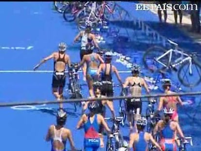 Las mujeres han dado un emocionante final al mundial de triatlón celebrado en Madrid. En el último tramo antes de la meta cinco triatletas se disputaban el primer puesto. Finalmente, y tras consultar la Photo finish, la ganadora fue la neozelandesa Andrea Hewit. En la categoría masculina Gómez Noya mantuvo la emoción del público durante toda la prueba. A pesar de llevar seis meses sin correr debido a una lesión Gómez Noya obtuvo podium. Sólo pudieron superarle el joven británico Alistair Brownlee y el australiano Courtney Atkinson.