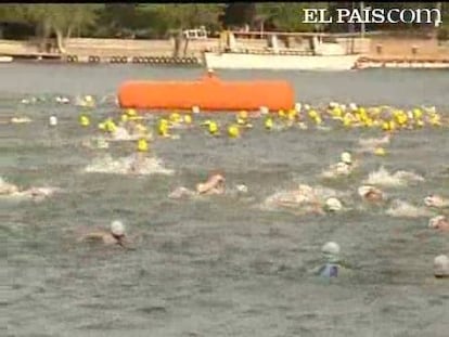 El deporte ha contagiado a más de 400 mujeres quienes, sin pensárselo dos veces, se han lanzado al lago de la Casa de Campo. Es la tercera edición del Triatlón de la mujer en Madrid. Tras nadar 300 metros en las aguas heladas de la casa de campo ha tocado coger la bici para pedalear 8 kilómetros antes de terminar la prueba corriendo 2 kilómetros a pie. Una prueba en la que mujeres de todas las edades han disfrutado del deporte.