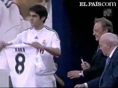 Ricardo Izecson Dos Santos Leite, Kaká, ha sido presentado esta noche como nuevo jugador del Real Madrid. El astro brasileño ha pronunciado sus primeras palabras como madridista y ha desatado la 'Kakámanía' ante un Bernabéu rendido a su figura y a la del presidente del Real Madrid.