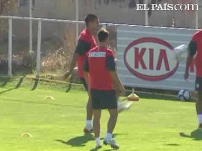 El portero Sergio Asenjo y los defensas Juanito Gutiérrez y Leandro Cabrera han empezado a entrenar para estrenarse con el club madrileño en la previa de la Liga de Campeones. Diego Forlán y el 'Kun' Agüero vuelven a ser los líderes de los colchoneros.