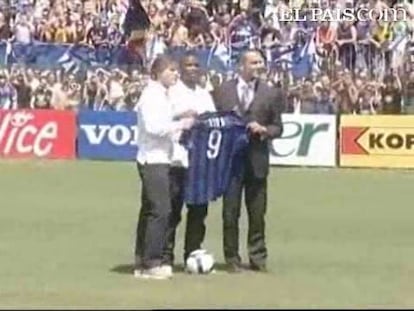 Samuel Eto'o ya viste los colores del Inter de Milán. Sin transiciones ni romanticismos, como obliga el fútbol actual, el jugador que más goles ha marcado con la camiseta azulgrana en los últimos años, fue presentado a primera hora de la tarde por su nuevo club enfundado en una camiseta neroazzurra.