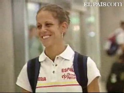La atleta española Natalia Rodríguez ha llorado hoy en el aeropuerto de Madrid-Barajas abrazada a su compañera Nuria Fernández, y ha reconocido a los medios que lo "ha pensado más fríamente" y que la "maniobra" que le costó perder la medalla de oro en la carrera de 1.500 "fue arriesgada".