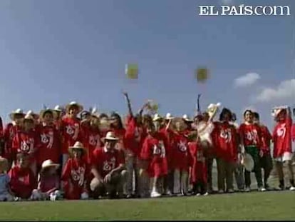 El próximo viernes, Madrid tendrá la mirada puesta en Copenhague, con los dedos para que la decisión de los 106 miembros del COI sea Madrid, sede olímpica en el 2016. Este sábado, la ciudad celebra el gran último acto antes del día decisivo que se ha iniciado con una lluvia de pelotas de golf. Todos son jugadores federados de golf, llegan a centenares a Madrid con un doble objetivo: conseguir lanzar 2016 bolas para apoyar la candidatura olímpica de la capital y conseguir que el golf participe en los juegos. Incluso sobrarán jugadores para lanzar las bolas. Y es que llegan familias enteras. El golf es de los pocos deportes que no tienen edad. La Presidenta de la Comunidad, Esperanza Aguirre, y el presidente de la federación participan en el reto. 2016 lanzamientos en forma de deseo de un golf olímpico en Madrid.